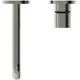 Wand-Waschtischarmatur aus Stahl in Silber-Optik von Ideal Standard. besteht aus einer runden Rosette und einem langen Auslauf. Das Design ist schlicht und funktional.